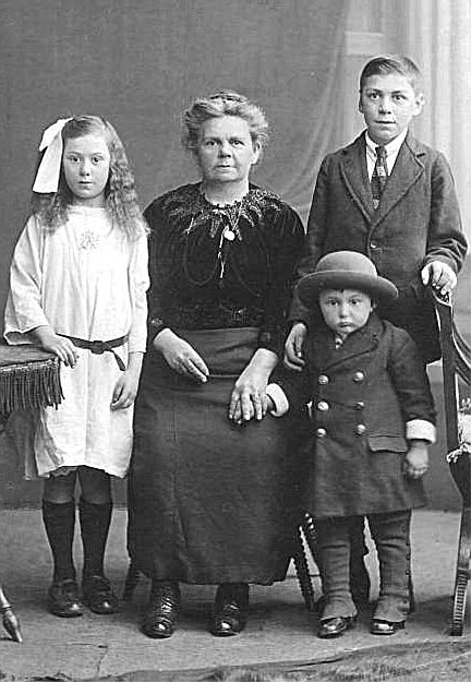 a later picture of Agnes Hunt? [left]